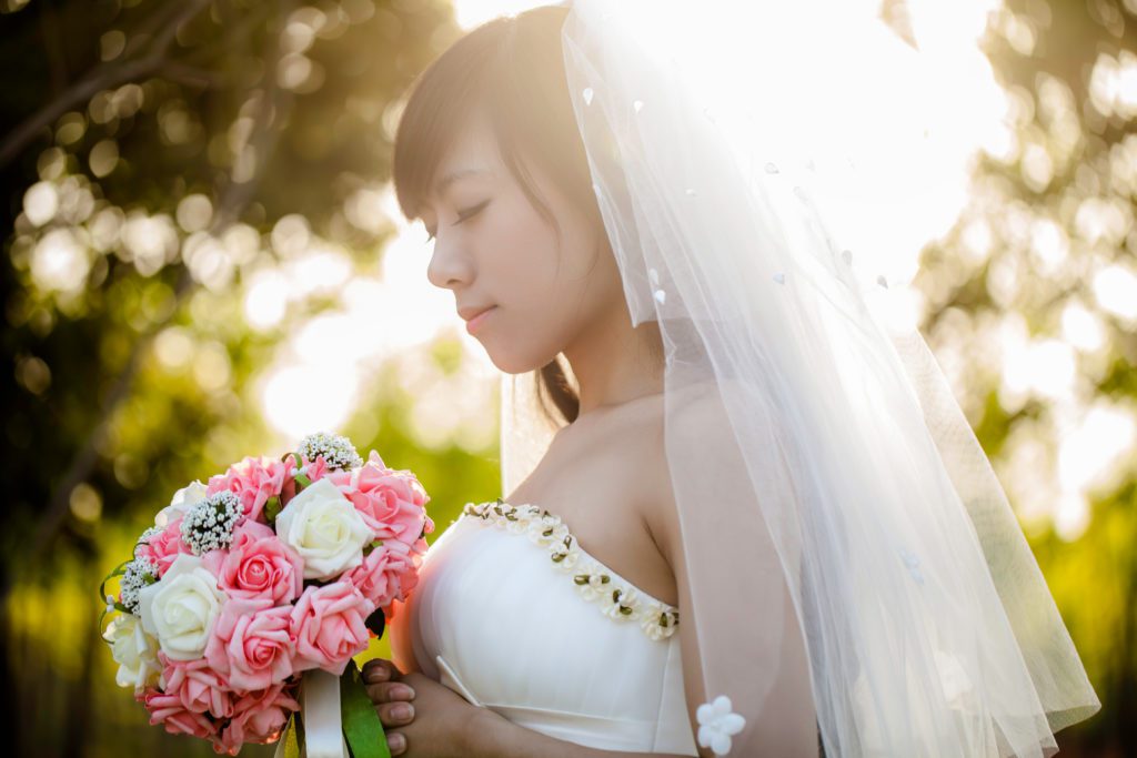 Why Choose a Professional to Pick Out Your Wedding Flowers